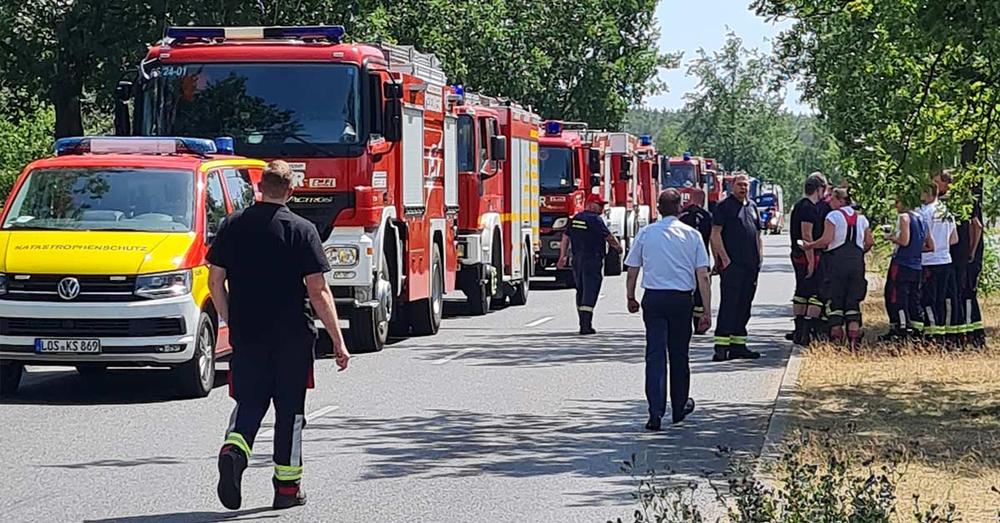 Landrat Rolf Lindemann dankt den Kameradinnen und Kameraden der freiwilligen Feuerwehren des Landkreises Oder-Spree für deren Einsatzbereitschaft.