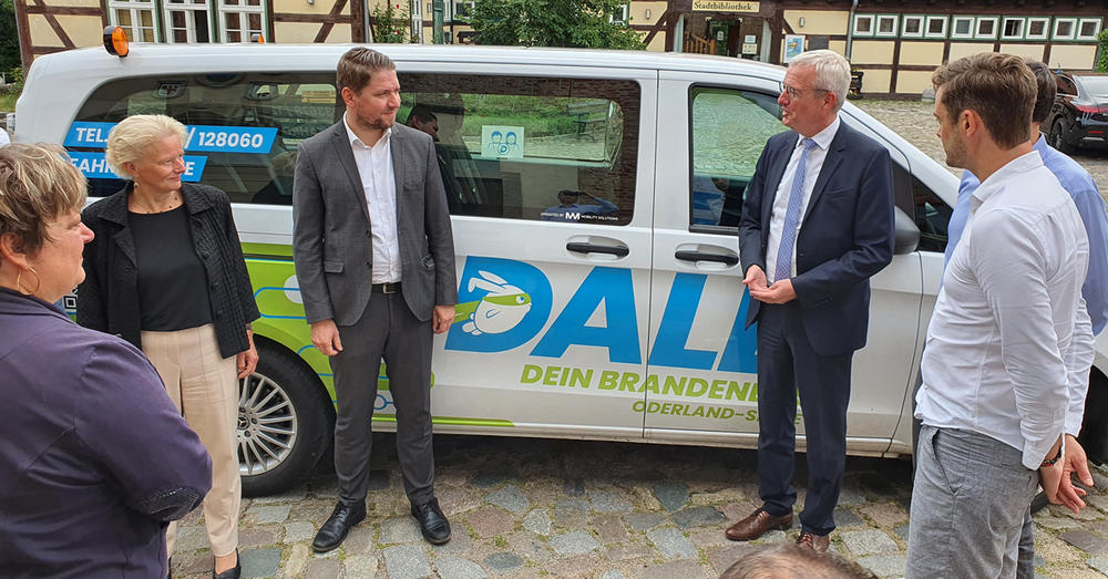 Brandenburgs Verkehrsminister Guido Beermann hat sich am Montag in Storkow über den On-Demand-Verkehr DALLI informiert.
