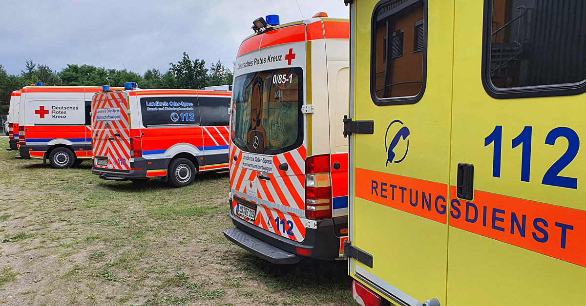 Einsatzfahrzeuge auf dem Gelände des Feuerwehr- und Katastrophenschutz-Technischen Zentrums in Fürstenwalde.