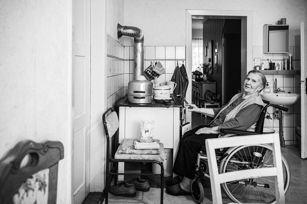 Frieda Hülsenitz in ihrer Küche in Kuhnshof (Friedland), wo sie seit 1945 zu Hause ist