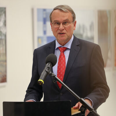 Landrat Rolf Lindemann spricht zu den Gästen der Ausstellungseröffnung im Potsdamer Landtag.