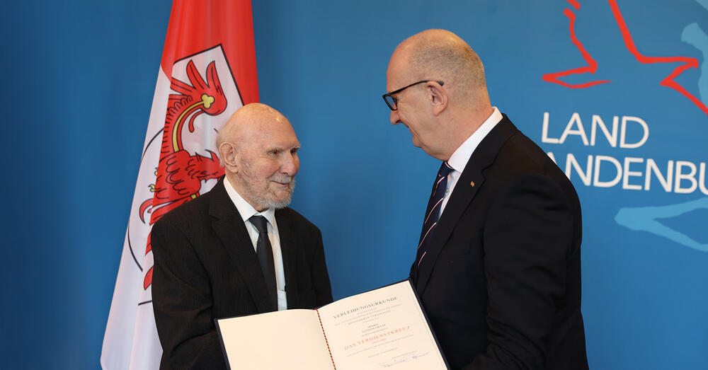 Brandenburgs Ministerpräsident Dietmar Woidke überreicht Lothar Graap den Bundesverdienstorden